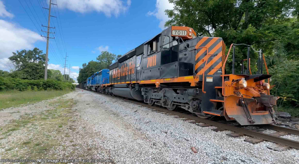 WE 7011 has set the Akron cars off at Rock Cut Siding.